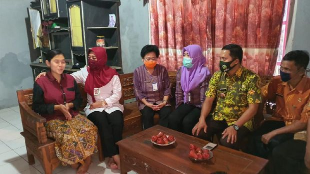 Dinas Kesehatan saat beraudiensi dengan keluarga yang bersalin di Puskesmas Pakis Aji