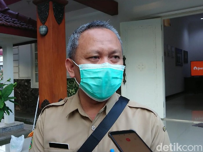 Seorang calon kepala daerah Trenggalek positif COVID-19. Dinas Kesehatan Pengendalian Penduduk dan Keluarga Berencana (Dinkesdalduk KB) melakukan penelusuran kontak erat ke KPU serta partai pengusungnya.