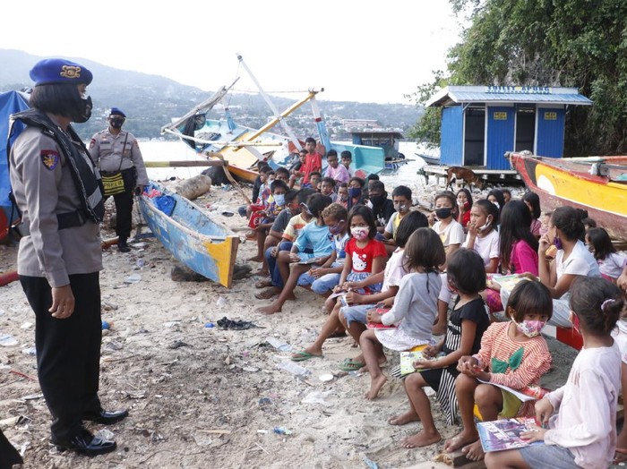 Ditpolairud Polda Papua menjadi tenaga pengajar di Pulau Kosong karena siswa SD-SMA tak bisa belajar daring (dok Polda Papua)