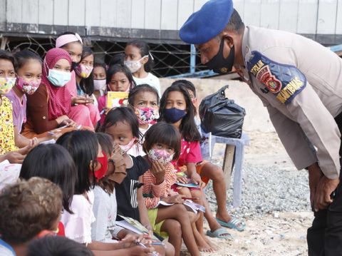 Ditpolairud Polda Papua menjadi tenaga pengajar di Pulau Kosong karena siswa SD-SMA tak bisa belajar daring (dok Polda Papua)