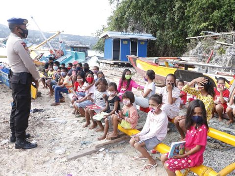 Ditpolairud Polda Papua menjadi tenaga pengajar di Pulau Kosong karena siswa SD-SMA tak bisa belajar daring (dok Polda Papua)