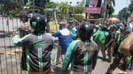 Driver Ojol Rusak Pagar Kantor Grab di Surabaya
