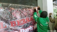 Massa juga menyegel pintu kaca dari kantor aplikator tersebut dengan banner bertuliskan Ojol Bersatu Legalitas Perlu.