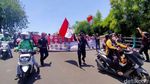Driver Ojol Rusak Pagar Kantor Grab di Surabaya