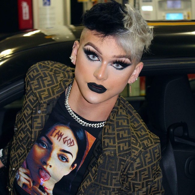 Beauty influencer Ethan Peters meninggal dunia di usia 17. Kematian Ethan terkesan mendadak karena tidak ada riwayat sakit. Seperti dikutip dari Cosmopolitan, Ethan ditemukan tewas di tempat tidurnya pada September 202. Ada dugaan bunuh diri dari kematian sang beauty influencer, karena dia sempat jadi korban cancel culture. Foto: Instagram