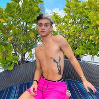 Inilah penampilan Ethan jika tanpa makeup. Rambut hitam-putih Ethan jadi ciri khasnya.  Foto: Instagram