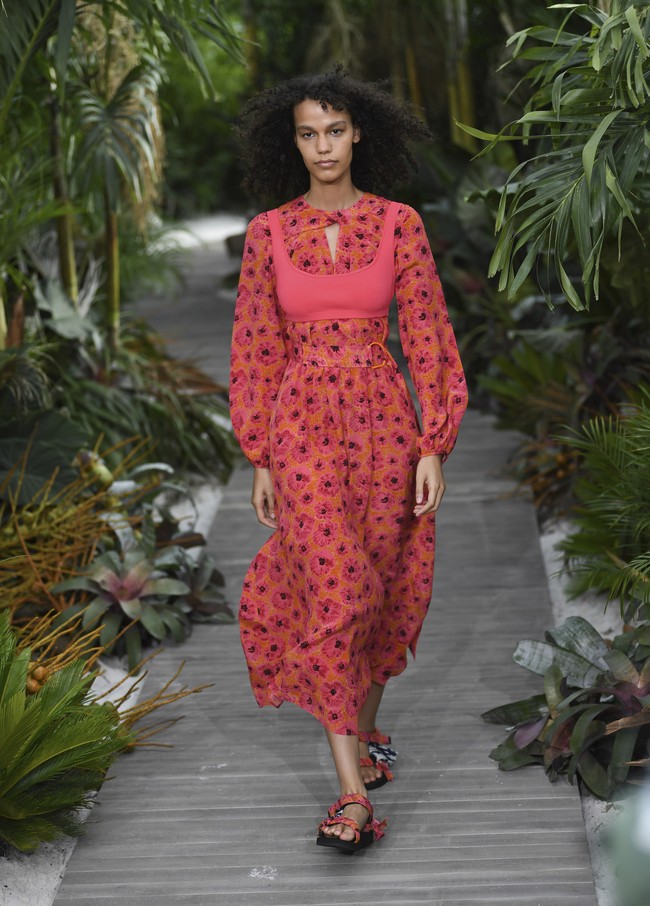 Desainer Jason Wu menampilkan koleksi busana terbarunya untuk Spring/Summer 2021 yang terinspirasi keindahan Pantai Tulum, Meksiko di New York Fashion Week, Minggu (13/9/2020). Foto: AP/Evan Agostini