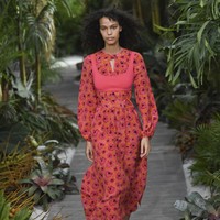 Desainer Jason Wu menampilkan koleksi busana terbarunya untuk Spring/Summer 2021 yang terinspirasi keindahan Pantai Tulum, Meksiko di New York Fashion Week, Minggu (13/9/2020). Foto: AP/Evan Agostini