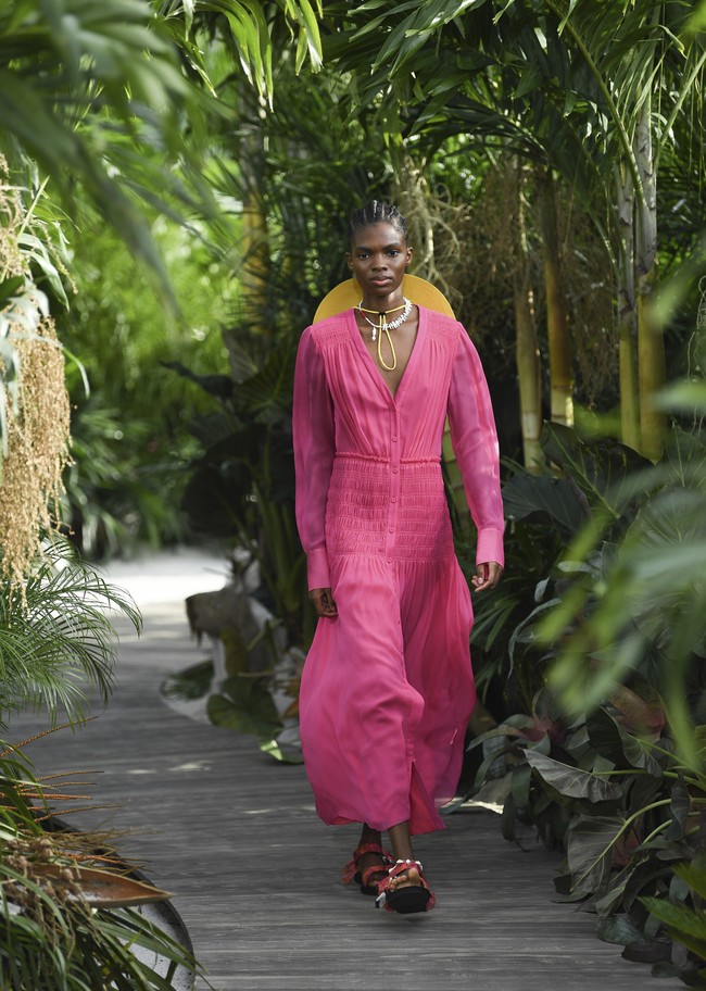 Desainer Jason Wu menampilkan koleksi busana terbarunya untuk Spring/Summer 2021 yang terinspirasi keindahan Pantai Tulum, Meksiko di New York Fashion Week, Minggu (13/9/2020). Foto: AP/Evan Agostini
