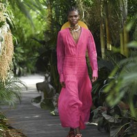 Desainer Jason Wu menampilkan koleksi busana terbarunya untuk Spring/Summer 2021 yang terinspirasi keindahan Pantai Tulum, Meksiko di New York Fashion Week, Minggu (13/9/2020). Foto: AP/Evan Agostini