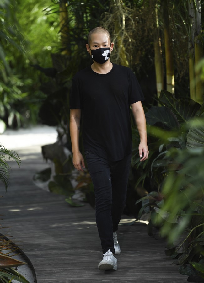 Desainer Jason Wu menampilkan koleksi busana terbarunya untuk Spring/Summer 2021 yang terinspirasi keindahan Pantai Tulum, Meksiko di New York Fashion Week 2021, Minggu (13/9/2020). Foto: AP/Evan Agostini
