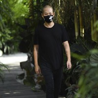 Desainer Jason Wu menampilkan koleksi busana terbarunya untuk Spring/Summer 2021 yang terinspirasi keindahan Pantai Tulum, Meksiko di New York Fashion Week 2021, Minggu (13/9/2020). Foto: AP/Evan Agostini