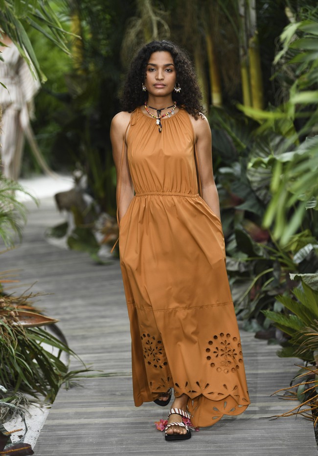 Desainer Jason Wu menampilkan koleksi busana terbarunya untuk Spring/Summer 2021 yang terinspirasi keindahan Pantai Tulum, Meksiko di New York Fashion Week, Minggu (13/9/2020). Foto: AP/Evan Agostini