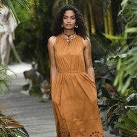 Desainer Jason Wu menampilkan koleksi busana terbarunya untuk Spring/Summer 2021 yang terinspirasi keindahan Pantai Tulum, Meksiko di New York Fashion Week, Minggu (13/9/2020). Foto: AP/Evan Agostini