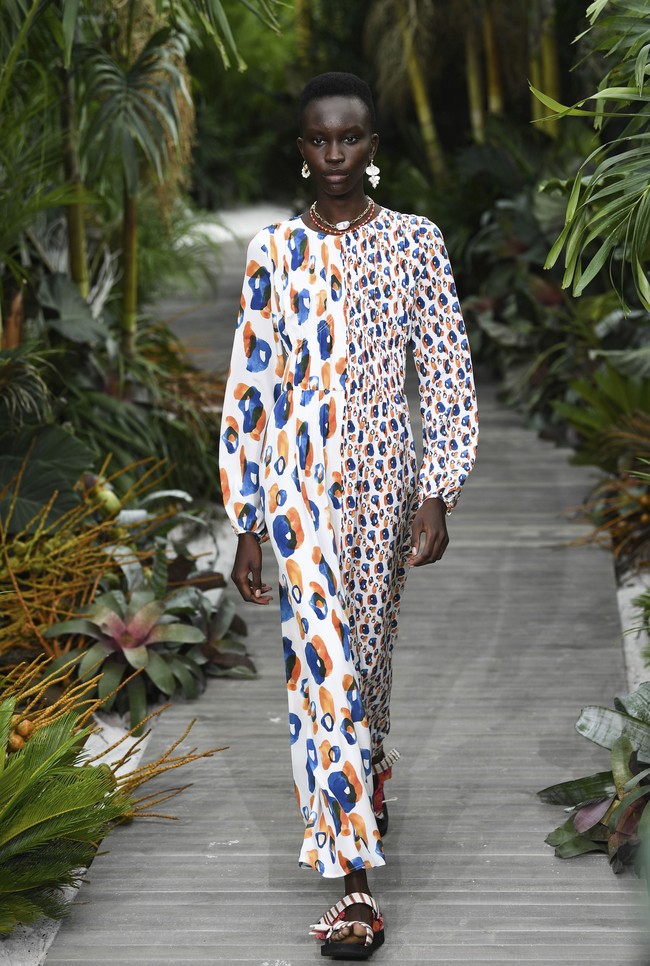 Desainer Jason Wu menampilkan koleksi busana terbarunya untuk Spring/Summer 2021 yang terinspirasi keindahan Pantai Tulum, Meksiko di New York Fashion Week, Minggu (13/9/2020). Foto: AP/Evan Agostini