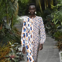 Desainer Jason Wu menampilkan koleksi busana terbarunya untuk Spring/Summer 2021 yang terinspirasi keindahan Pantai Tulum, Meksiko di New York Fashion Week, Minggu (13/9/2020). Foto: AP/Evan Agostini