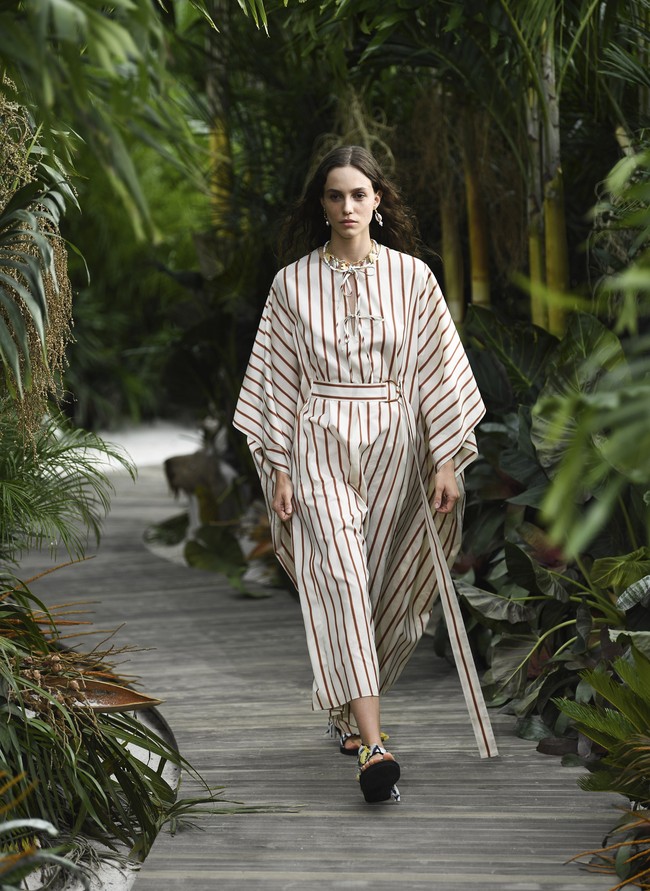 Desainer Jason Wu menampilkan koleksi busana terbarunya untuk Spring/Summer 2021 yang terinspirasi keindahan Pantai Tulum, Meksiko di New York Fashion Week, Minggu (13/9/2020). Foto: AP/Evan Agostini