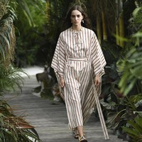 Desainer Jason Wu menampilkan koleksi busana terbarunya untuk Spring/Summer 2021 yang terinspirasi keindahan Pantai Tulum, Meksiko di New York Fashion Week, Minggu (13/9/2020). Foto: AP/Evan Agostini