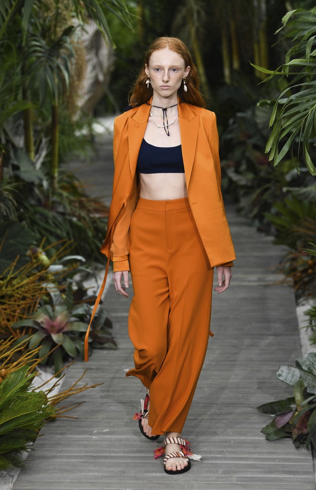 Desainer Jason Wu menampilkan koleksi busana terbarunya untuk Spring/Summer 2021 yang terinspirasi keindahan Pantai Tulum, Meksiko di New York Fashion Week, Minggu (13/9/2020). Foto: AP/Evan Agostini