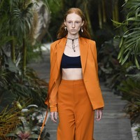 Desainer Jason Wu menampilkan koleksi busana terbarunya untuk Spring/Summer 2021 yang terinspirasi keindahan Pantai Tulum, Meksiko di New York Fashion Week, Minggu (13/9/2020). Foto: AP/Evan Agostini
