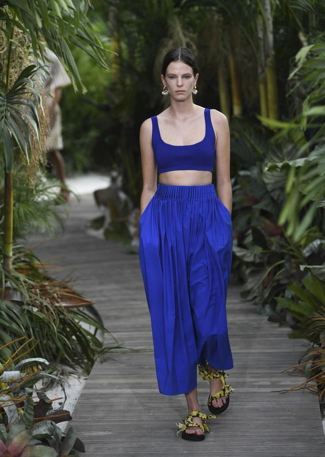 Desainer Jason Wu menampilkan koleksi busana terbarunya untuk Spring/Summer 2021 yang terinspirasi keindahan Pantai Tulum, Meksiko di New York Fashion Week, Minggu (13/9/2020). Foto: AP/Evan Agostini