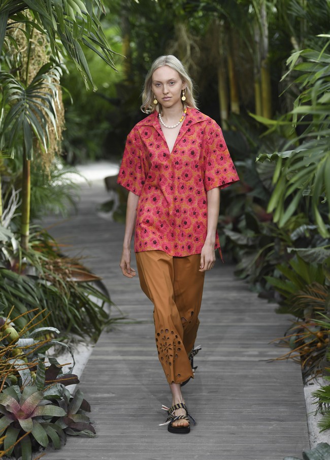 Desainer Jason Wu menampilkan koleksi busana terbarunya untuk Spring/Summer 2021 yang terinspirasi keindahan Pantai Tulum, Meksiko di New York Fashion Week, Minggu (13/9/2020). Foto: AP/Evan Agostini