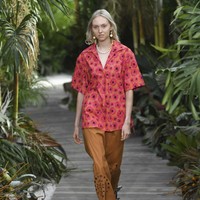 Desainer Jason Wu menampilkan koleksi busana terbarunya untuk Spring/Summer 2021 yang terinspirasi keindahan Pantai Tulum, Meksiko di New York Fashion Week, Minggu (13/9/2020). Foto: AP/Evan Agostini