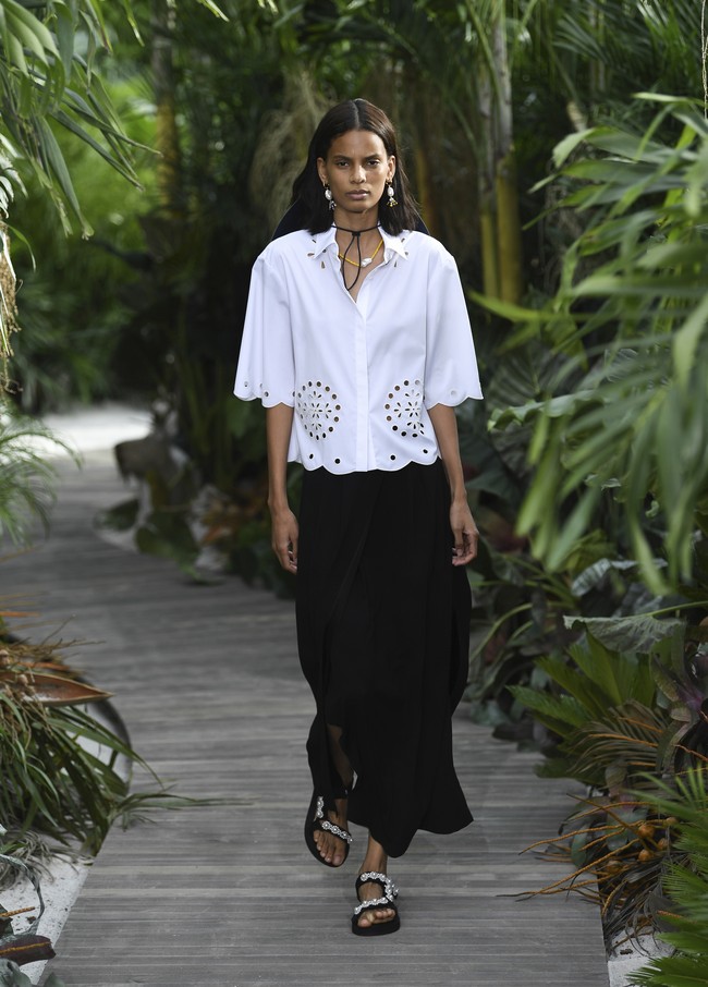 Desainer Jason Wu menampilkan koleksi busana terbarunya untuk Spring/Summer 2021 yang terinspirasi keindahan Pantai Tulum, Meksiko di New York Fashion Week, Minggu (13/9/2020). Foto: AP/Evan Agostini