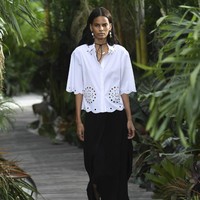 Desainer Jason Wu menampilkan koleksi busana terbarunya untuk Spring/Summer 2021 yang terinspirasi keindahan Pantai Tulum, Meksiko di New York Fashion Week, Minggu (13/9/2020). Foto: AP/Evan Agostini