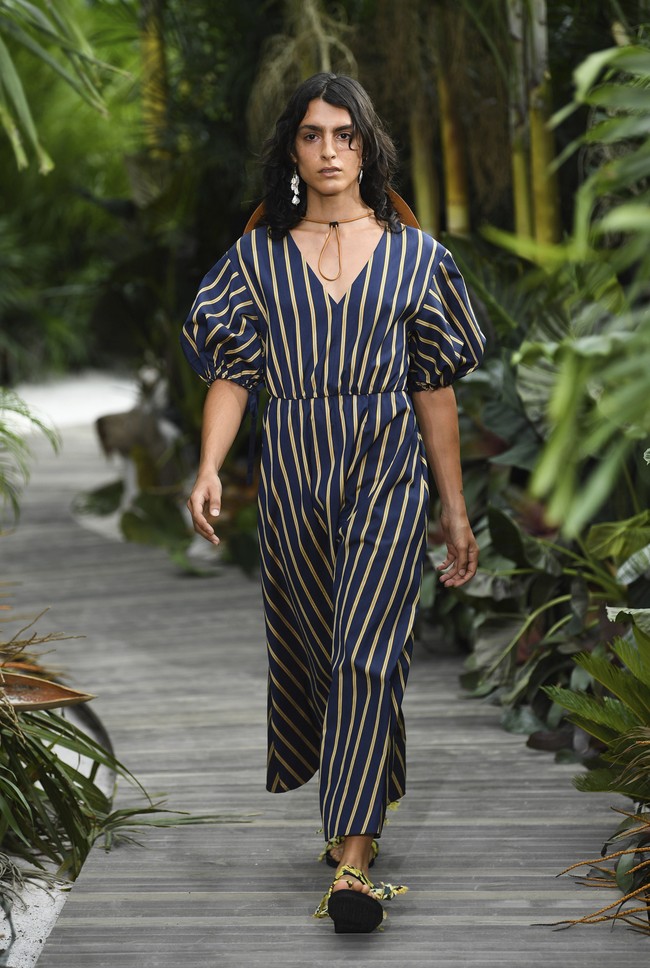 Desainer Jason Wu menampilkan koleksi busana terbarunya untuk Spring/Summer 2021 yang terinspirasi keindahan Pantai Tulum, Meksiko di New York Fashion Week, Minggu (13/9/2020). Foto: AP/Evan Agostini