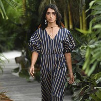 Desainer Jason Wu menampilkan koleksi busana terbarunya untuk Spring/Summer 2021 yang terinspirasi keindahan Pantai Tulum, Meksiko di New York Fashion Week, Minggu (13/9/2020). Foto: AP/Evan Agostini