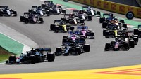 Formula 1 (F1) dan MotoGP merupakan olahraga otomotif yang paling populer di masyarakat. Meski keduanya sama-sama diminati banyak orang, antara F1 dan MotoGP seringkali memicu perdebatan. Salah satu topik yang dibahas biasanya adalah mana yang lebih kencang, mobil F1 atau motor MotoGP?. Foto: Getty Images/Pool