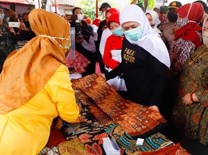 Tinjau Sentranya di Pamekasan, Khofifah Ajak Warga Bangga Pakai Batik