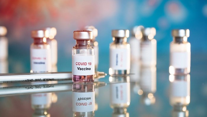 Ilustrasi Vaksin Covid-19 Vaccine and syringe injection It use for prevention, immunization and treatment from COVID-19