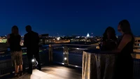 Kamu juga akan mendapatkan akses ke teras atap dengan pemandangan Capitol dan Monumen Washington. (dok International Spy Museum )