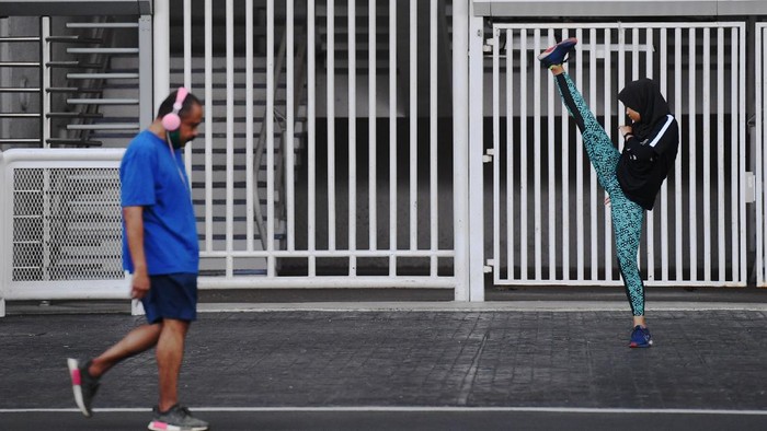 PSBB di Jakarta kembali diperketat guna menekan penyebaran virus Corona. Meski begitu sejumlah warga masih tampak berolahraga di Kompleks Gelora Bung Karno.