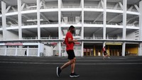 Sejumlah warga berolahraga di Kompleks Gelora Bung Karno, Jakarta, Selasa (15/9/2020).