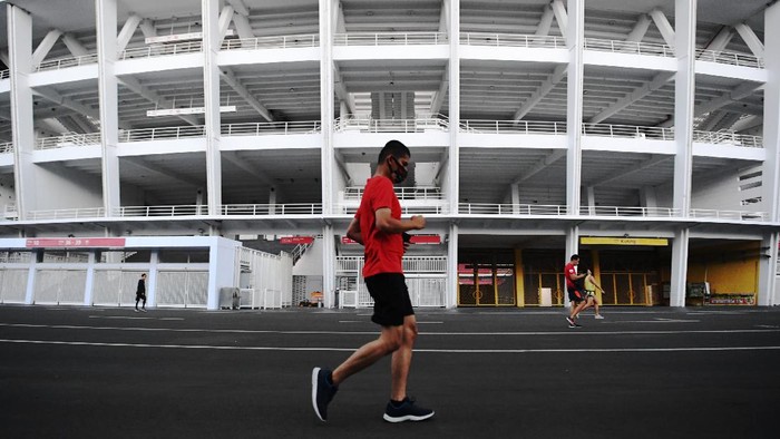 PSBB di Jakarta kembali diperketat guna menekan penyebaran virus Corona. Meski begitu sejumlah warga masih tampak berolahraga di Kompleks Gelora Bung Karno.