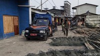 Diketahui, Petugas Satgas COVID-19 Kecamatan Cilincing menggelar operasi tertib masker di kawasan permukiman kampung nelayan, Cilincing, Jakarta.