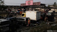 Selain didata, para pelanggar akan diberikan sanksi sosial oleh petugas, mulai dari menyapu jalan hingga menyanyikan lagu Indonesia Raya.