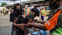Petugas pun turut memberikan edukasi terkait penggunaan masker yang tepat kepada masyarakat. Hal itu dilakukan agar masyarakat dapat mematuhi protokol kesehatan pencegahan Corona dengan baik dan benar sehingga turut membantu menekan penyebaran COVID-19 di Ibu Kota.