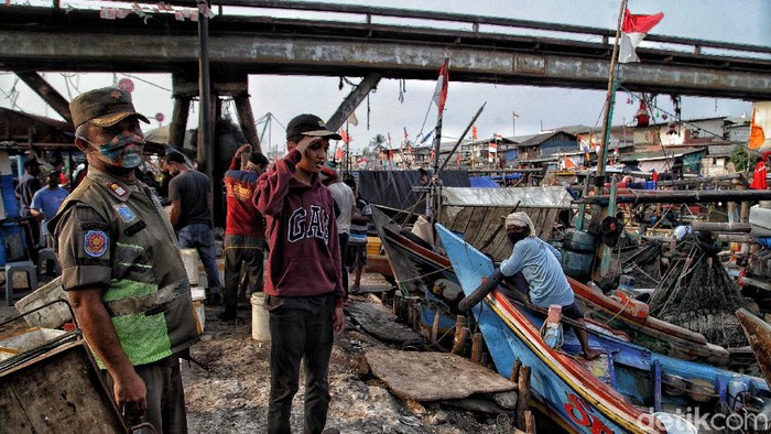 Jakarta PSBB Ketat, Razia Masker Bidik Warga Pinggiran Ibu Kota Razia masker terus dilakukan di tengah penerapan PSBB ketat di Ibu Kota. Kawasan Kampung Nelayan Cilincing pun tak luput dari sasaran operasi tertib masker.