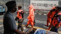 Peti tersebut bertuliskan Peti korban COVID-19.