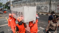 Petugas menyusuri jalan untuk mengingatkan warga untuk menerapkan protokol kesehatan guna mencegah penyebaran COVID-19.