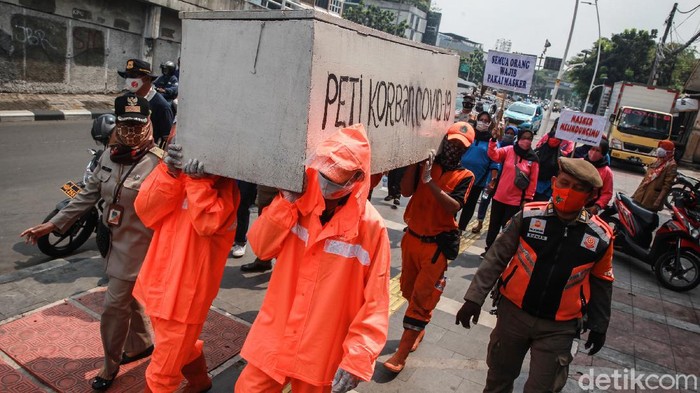 Kampanye Bahaya COVID-19, PPSU Arak Peti Mati di Tanah Abang Petugas PPSU mengarak peti mati di kawasan Tanah Abang, Jakarta Pusat, Selasa (15/9/2020). Aksi teatrikal ini untuk mengingatkan bahaya COVID-19.