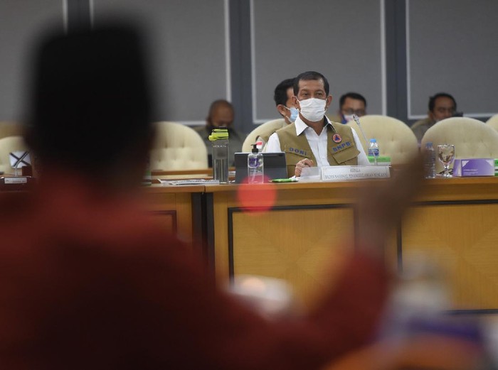 Kepala Badan Nasional Penanggulangan Bencana (BNPB) Doni Monardo mengikuti rapat kerja dengan Komisi VIII DPR di Kompleks Parlemen, Senayan, Jakarta, Kamis (3/9/2020). Rapat itu membahas RKA K/L tahun 2021. ANTARA FOTO/Akbar Nugroho Gumay/nz