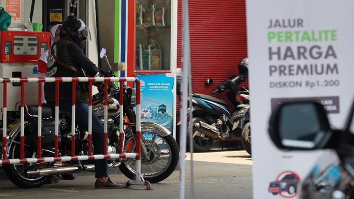 Petugas melakukan pengisian bahan bakar sebuah sepeda motor  di Stasiun Pengisian Bahan Bakar Umum (SPBU) Ciputat, Tangerang Selatan, Banten, Selasa (15/9/2020). PT Pertamina (Persero) menurunkan harga bahan bakar minyak (BBM) jenis Pertalite dari Rp.7.650 menjadi Rp6.450 per liter atau setara dengan harga premium, yang hanya berlaku di 38 SPBU di Kota Tangerang Selatan, promisi ini ini dilaksanakan dalam rangka program langit biru hingga enam bulan kedepan. ANTARA FOTO/Muhammad Iqbal/foc.