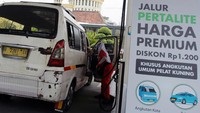 Petugas melakukan pengisian bahan bakar angkutan umum di Stasiun Pengisian Bahan Bakar Umum (SPBU) Ciputat, Tangerang Selatan, Banten, Selasa (15/9/2020). Promo ini berlaku untuk kendaraan bermotor roda dua dan tiga, angkutan umum serta taksi plat kuning.