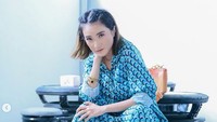 Mantan model seksi tersebut pun mengaku belum memiliki pasangan. Dok. Instagram/kikiamaliaworld