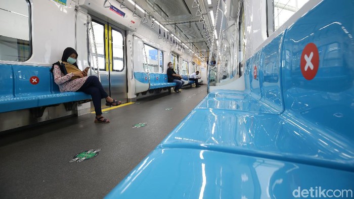PSBB ketat mulai berlaku di DKI Jakarta untuk menekan laju penularan virus Corona. Sejumlah transportasi massal seperti MRT juga melakukan penyesuaian.